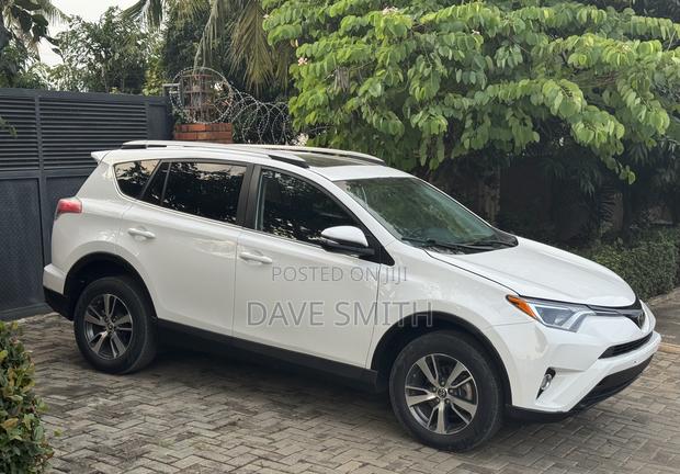 Toyota RAV4 XLE 4dr SUV AWD (2.5L 4cyl 6A) 2018 White