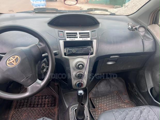 Toyota Yaris Base Hatchback 5dr 2010 Silver