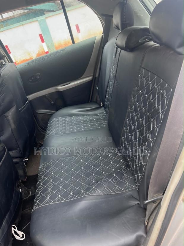 Toyota Yaris Base Hatchback 5dr 2010 Silver