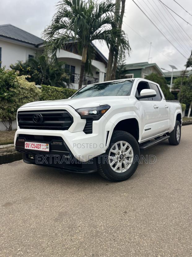 Toyota Tacoma 2024 White