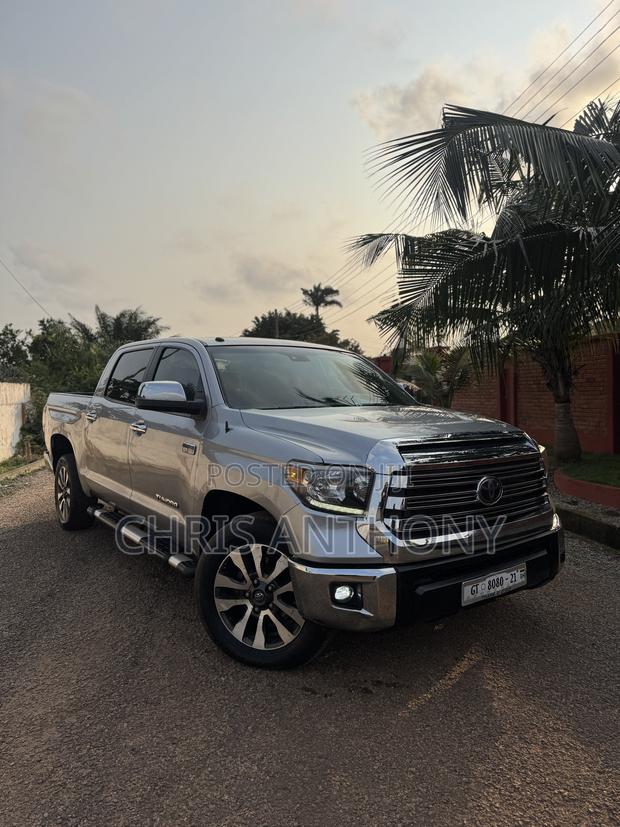 Toyota Tundra Limited 5.7L V8 4x2 CrewMax 5.6 ft. box 145.7 in. WB 2017