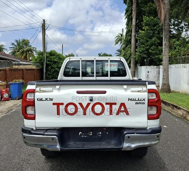 Toyota Hilux 2021 White