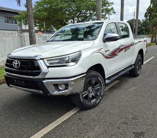 Toyota Hilux 2021 White
