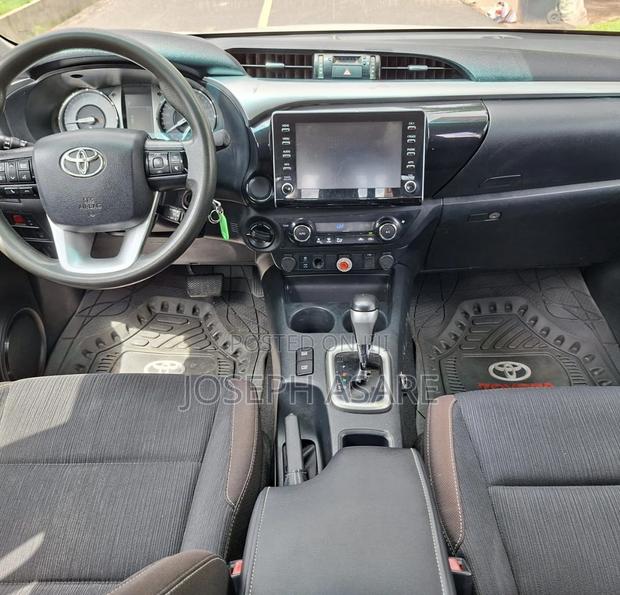 Toyota Hilux 2021 White