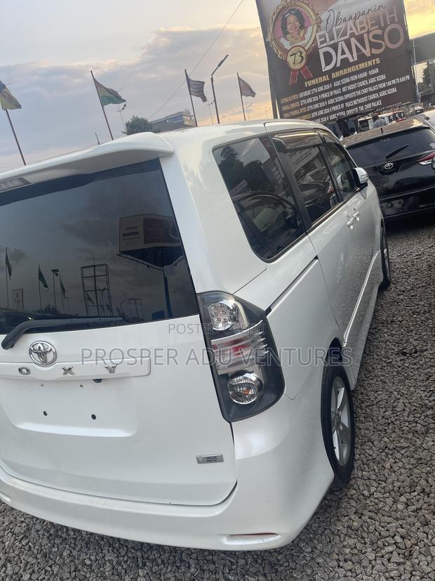 Toyota Voxy X 2WD 8-Seater 2013 White