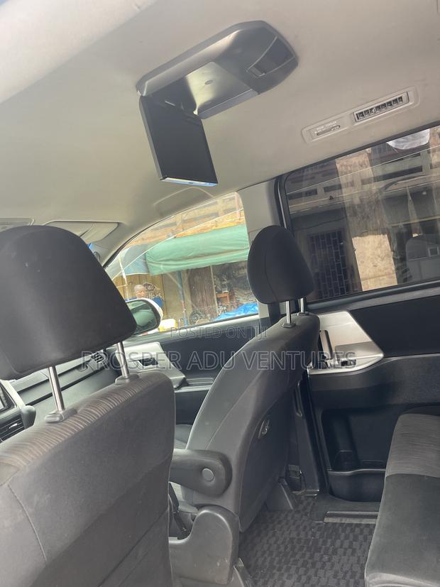 Toyota Voxy X 2WD 8-Seater 2013 White