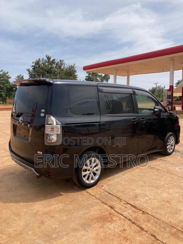 Toyota Voxy V 4WD 8-Seater 2010 Black