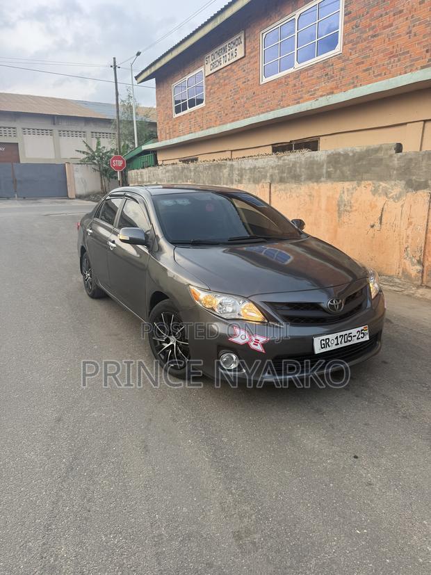 Toyota Corolla LE 4dr Sedan (1.8L 4cyl 4A) 2013 Gray