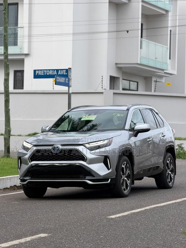 Toyota RAV4 XLE Premium AWD 2023 Silver