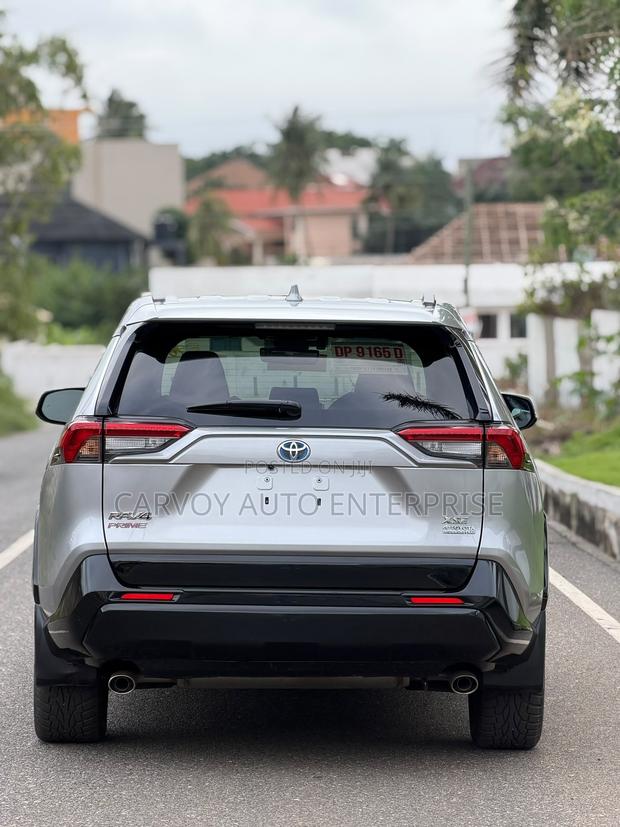 Toyota RAV4 XLE Premium AWD 2023 Silver