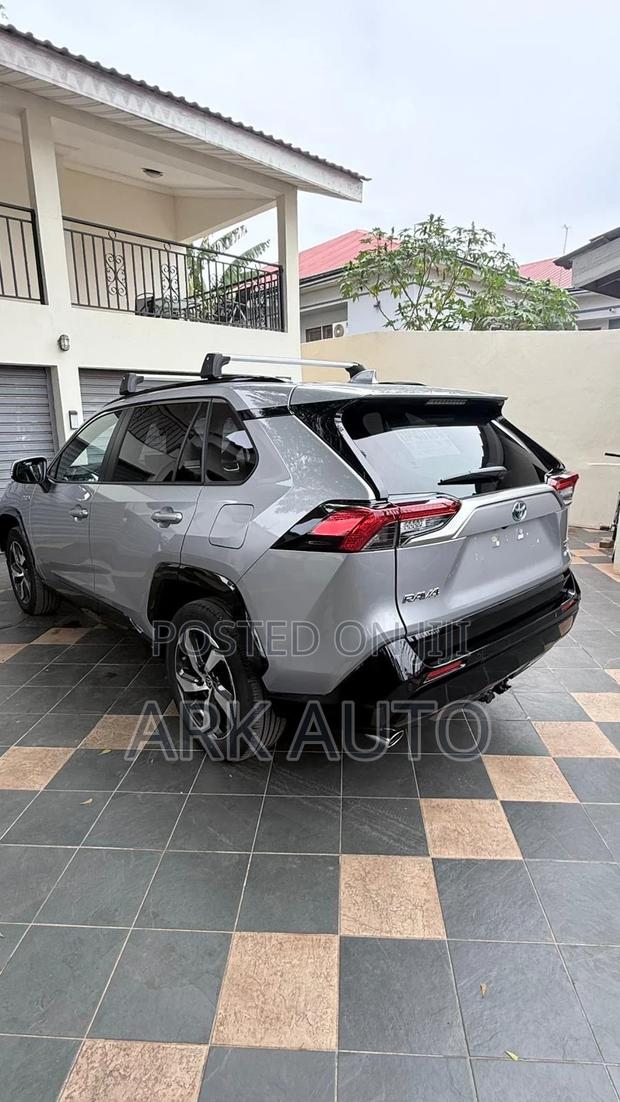 Toyota RAV4 2024 Silver