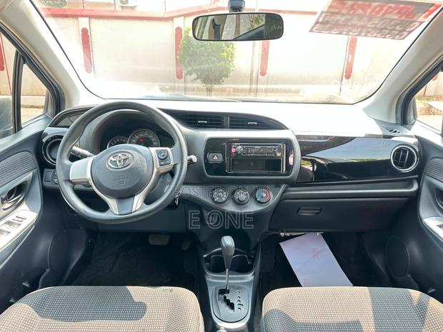 Toyota Vitz 2015 Silver