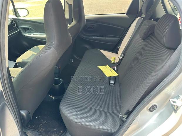 Toyota Vitz 2015 Silver