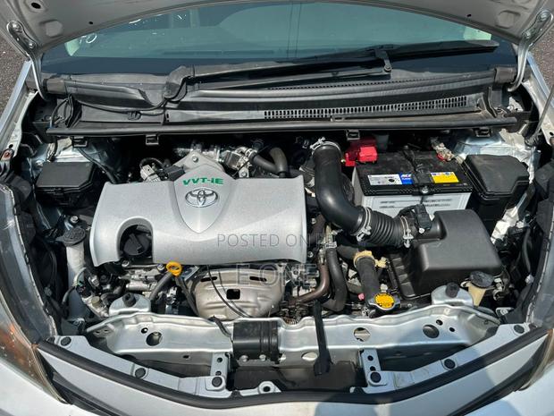 Toyota Vitz 2015 Silver