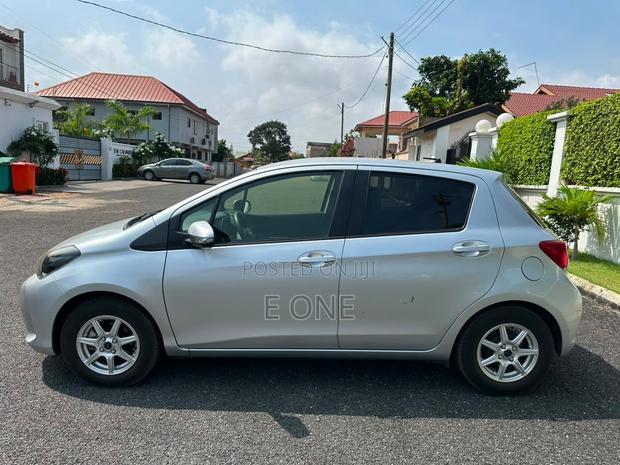 Toyota Vitz 2015 Silver