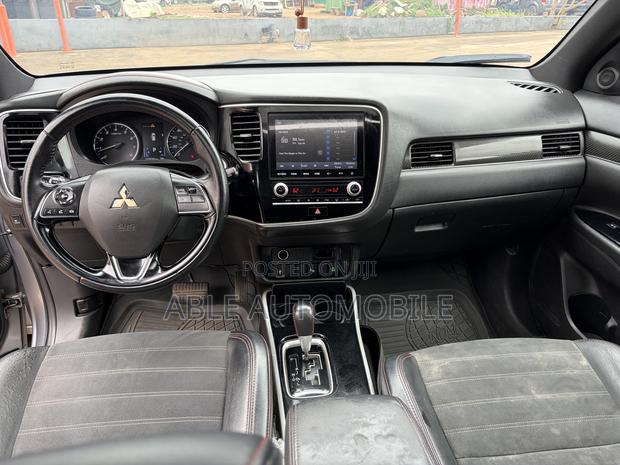 Mitsubishi Outlander SE FWD 2020 Gray