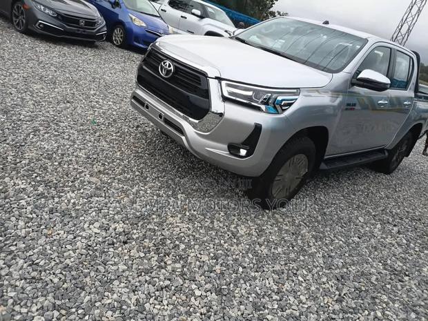 New Toyota Hilux 2025 Silver