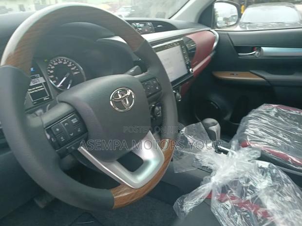 New Toyota Hilux 2025 Silver