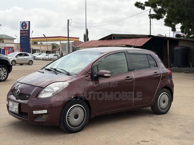 Toyota Vitz 1.3 AWD 3dr 2010 Brown