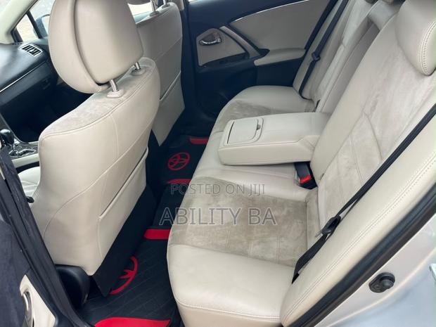 Toyota Avensis 2013 Silver