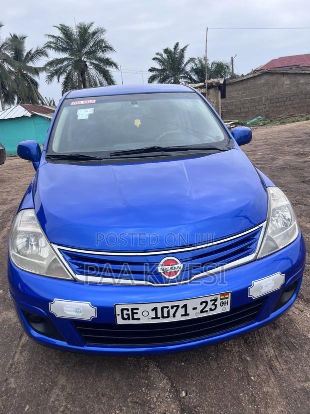 Nissan Versa 1.8 SL Hatchback 2011 Blue