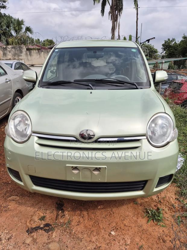 Toyota Sienta 2011 Green