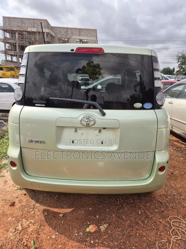 Toyota Sienta 2011 Green