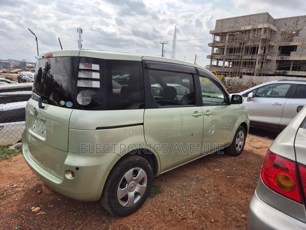 Toyota Sienta 2011 Green