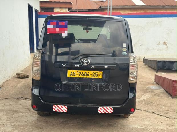 Toyota Voxy X 4WD 8-Seater 2010 Black