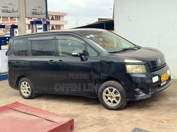 Toyota Voxy X 4WD 8-Seater 2010 Black