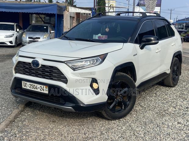 Toyota RAV4 XSE 2019 White