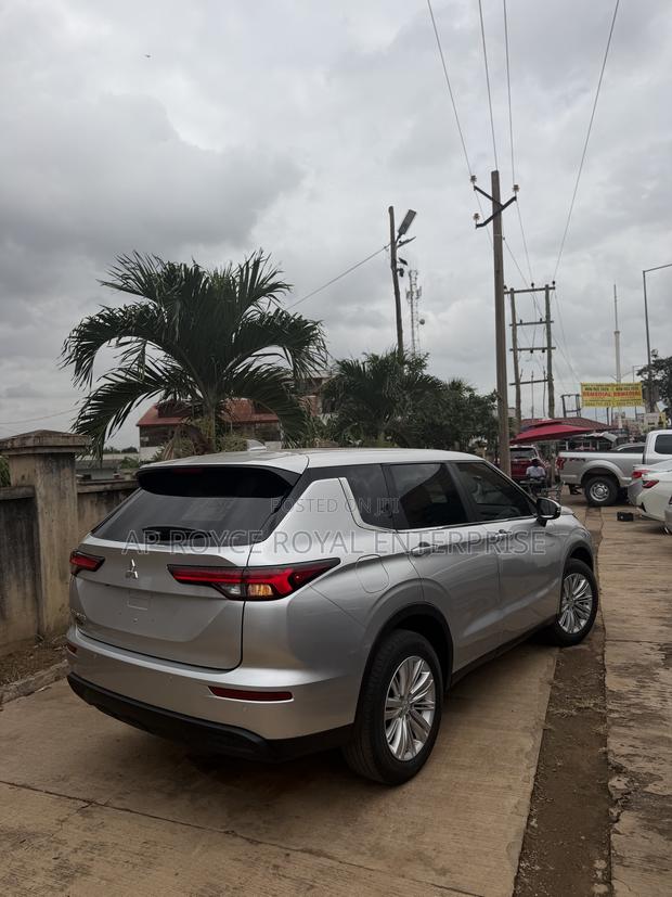 Mitsubishi Outlander ES 2024 Silver