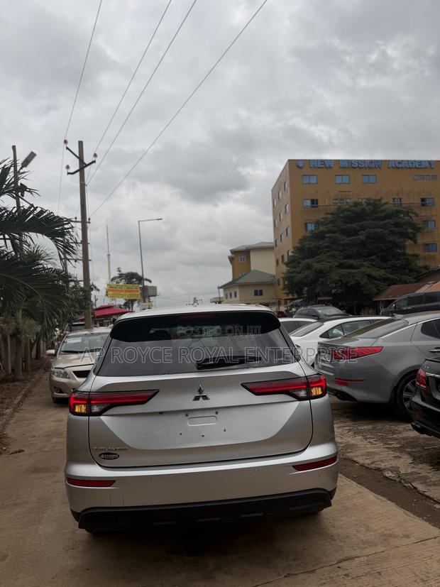 Mitsubishi Outlander ES 2024 Silver