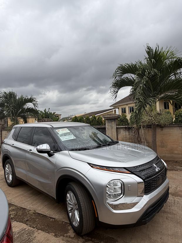 Mitsubishi Outlander ES 2024 Silver