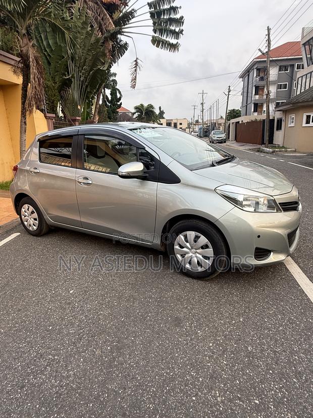 Toyota Vitz 1.3 FWD 3dr 2011 Green