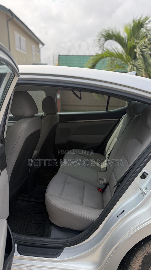Hyundai Elantra SE Sedan FWD (2.0L 4cyl 6M) 2017 Gray