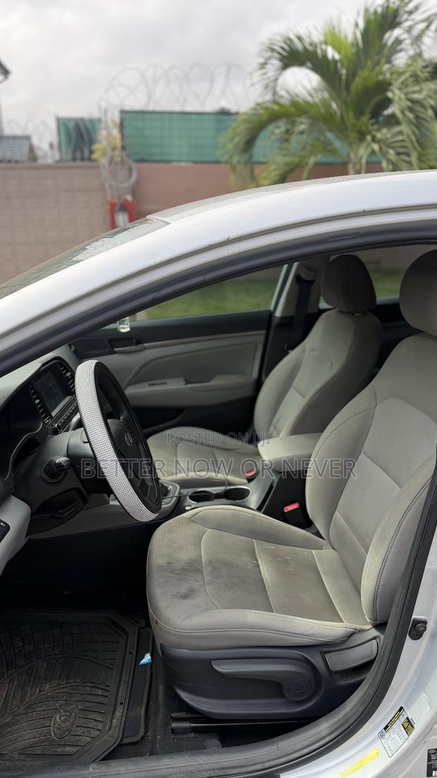 Hyundai Elantra SE Sedan FWD (2.0L 4cyl 6M) 2017 Gray
