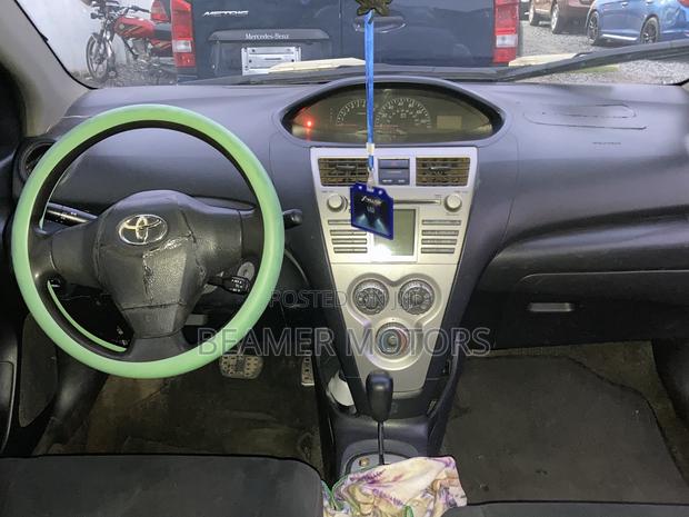 Toyota Yaris Base Sedan 4dr 2010 Black
