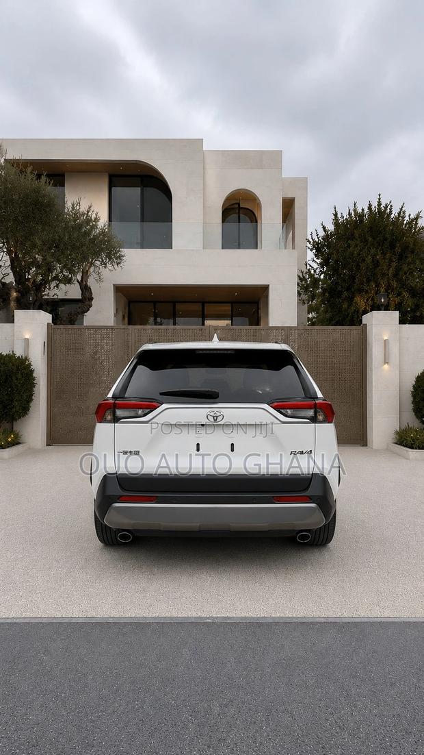 Toyota RAV4 2021 White