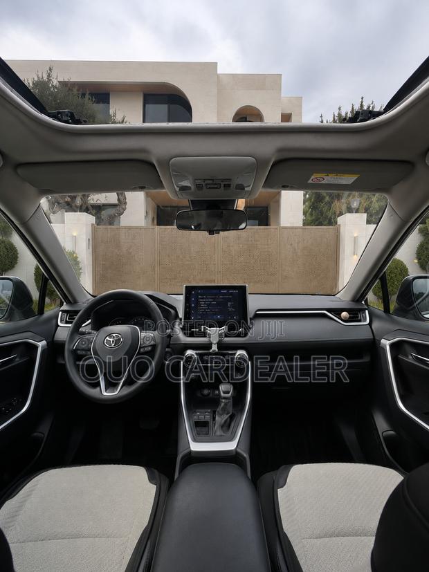 Toyota RAV4 2021 White