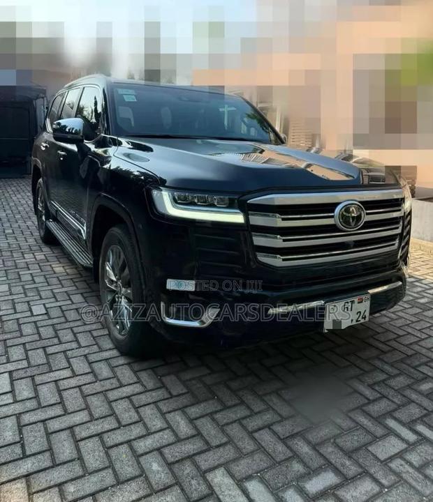 Toyota Land Cruiser LC300 2024 Black