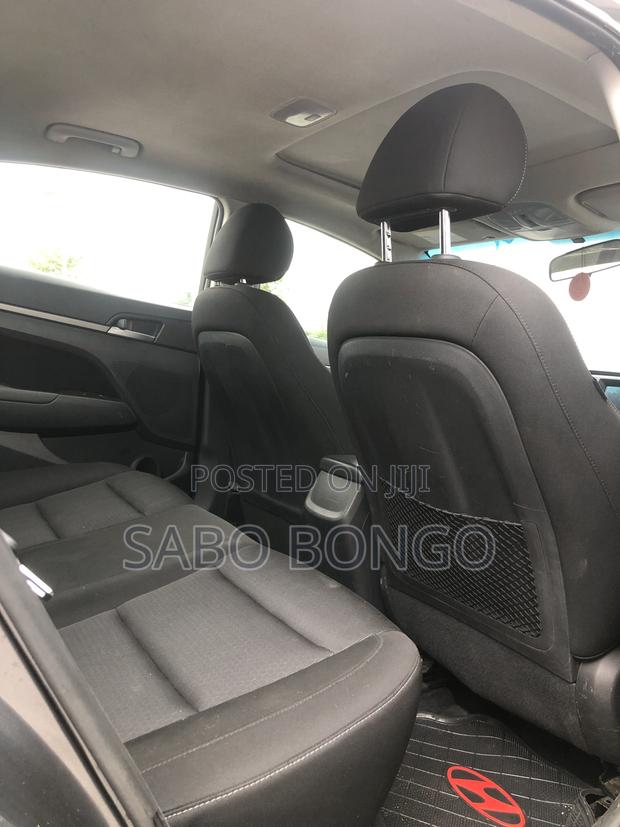 Hyundai Elantra SE Sedan FWD (2.0L 4cyl 6M) 2017 Gray