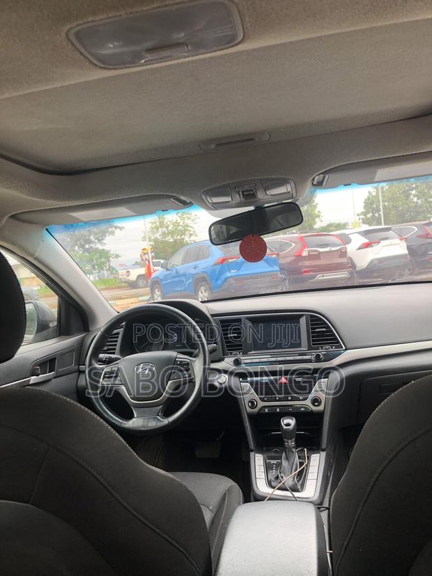 Hyundai Elantra SE Sedan FWD (2.0L 4cyl 6M) 2017 Gray