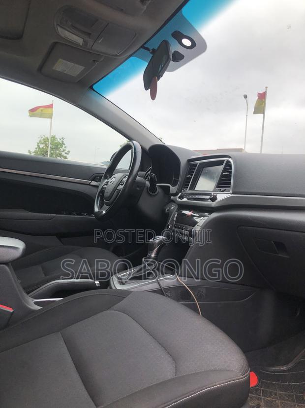 Hyundai Elantra SE Sedan FWD (2.0L 4cyl 6M) 2017 Gray