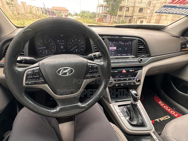 Hyundai Elantra SE 2018 Red
