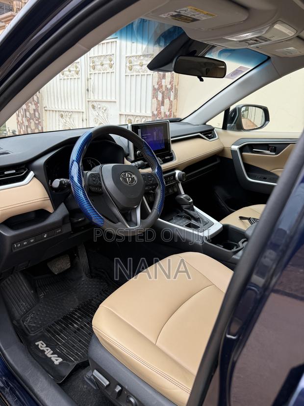 Toyota RAV4 XLE Premium AWD 2024 Matt Black
