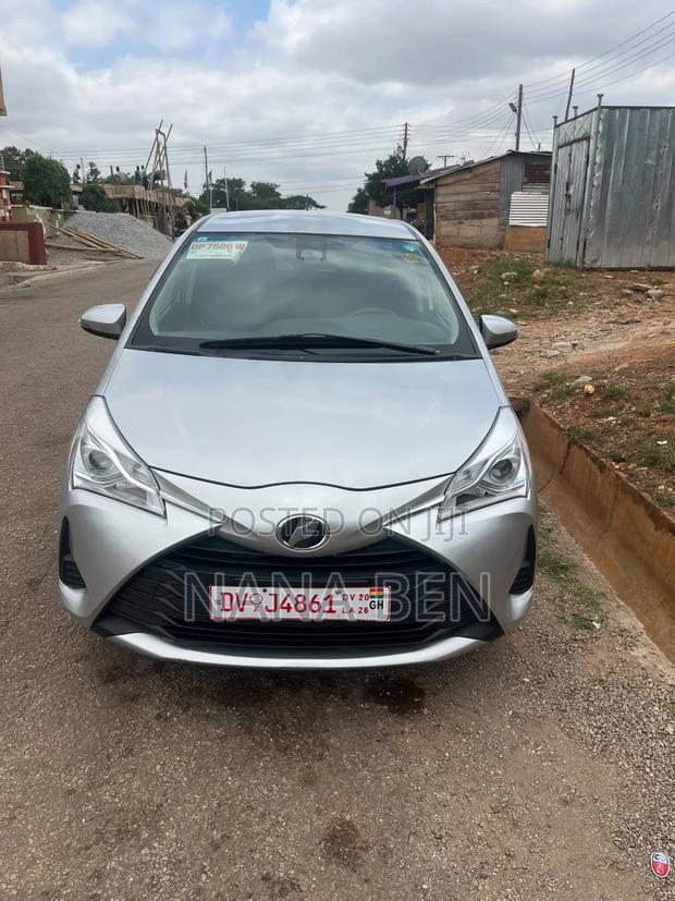 Toyota Vitz 2017 Silver
