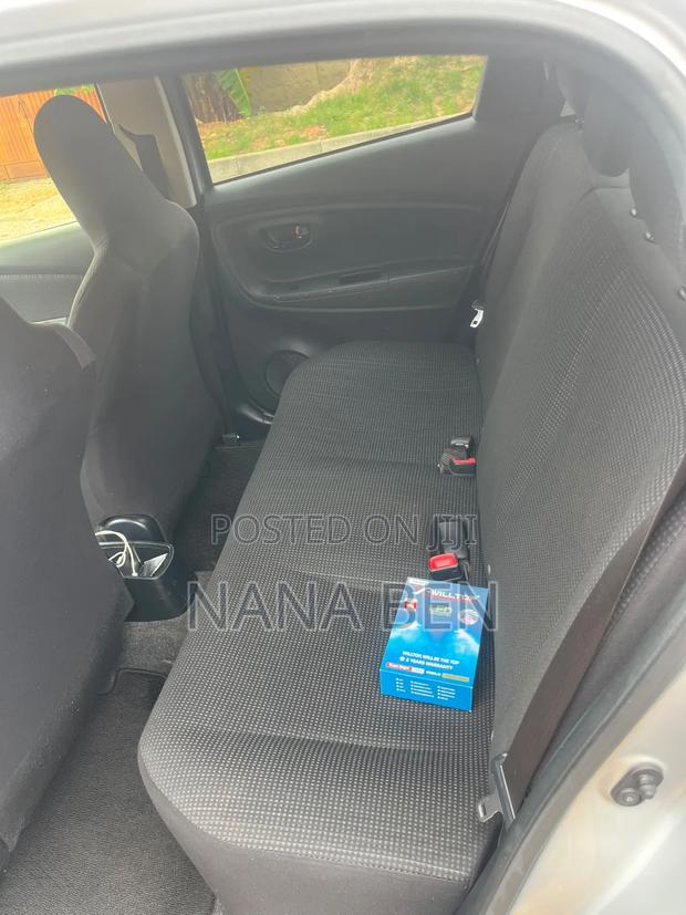 Toyota Vitz 2017 Silver