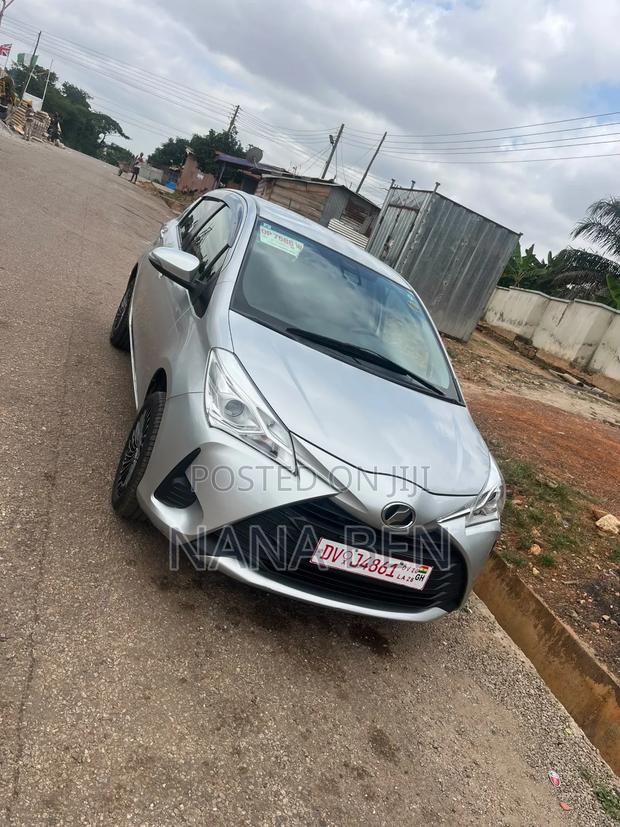 Toyota Vitz 2017 Silver