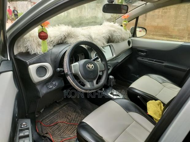 Toyota Vitz 1.3 FWD 5dr 2012 Silver